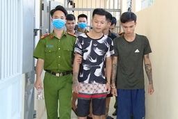 Tặng Bằng khen cho 10 tập thể, cá nhân có thành tích trong đấu tranh, phòng chống tội phạm