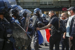 Cảnh sát Pháp giải tán người biểu tình “Áo Vàng” tại Paris