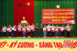 Hội khuyến học Bộ CHQS tỉnh trao thưởng khuyến học cho các gia đình học tập