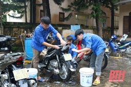 Thanh niên thị trấn Hồi Xuân rửa xe gây quỹ mua quà Trung thu cho trẻ em nghèo