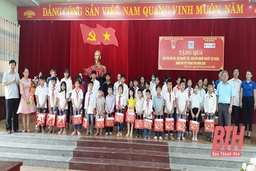 Huyện Vĩnh Lộc tặng quà tết trung thu cho trẻ em khuyết tật, trẻ mồ côi