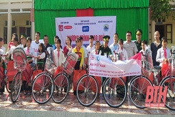 Tổ chức “Trung thu biên cương”, tặng quà cho học sinh khu vực biên giới