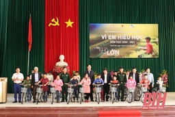 Viettel Thanh Hóa trao học bổng “Vì em hiếu học”