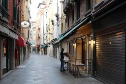 Italy ngừng dịch vụ kinh doanh ăn uống sau 18 giờ từ ngày 26/10