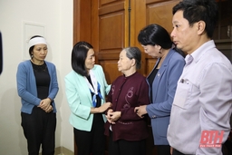 Phó Chủ tịch Hội LHPN Việt Nam  Bùi Thị Hòa  thăm hỏi gia đình các liệt sĩ hy sinh trong khi làm nhiệm vụ khắc phục hậu quả mưa lũ