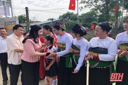 Trưởng Ban Dân vận Tỉnh ủy, Chủ tịch Ủy ban MTTQ tỉnh Phạm Thị Thanh Thủy dự Ngày hội Đại đoàn kết toàn dân tộc tại Khu dân cư thôn Bót, xã Minh Sơn
