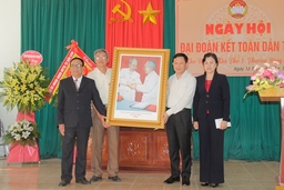 Phó Chủ tịch UBND tỉnh Nguyễn Văn Thi dự ngày hội đại đoàn kết tại thị xã Bỉm Sơn