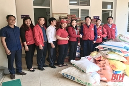 Chương trình “Hướng về miền Trung” trao quà cho nhân dân vùng lũ 3 tỉnh Hà Tĩnh, Quảng Bình, Quảng Trị