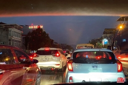 Giờ cao điểm, trời mưa, nhiều tuyến đường ở TP Thanh Hóa ùn tắc kéo dài