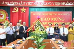 Phó Bí thư Tỉnh uỷ Đỗ Minh Tuấn chúc mừng Trường Chính trị tỉnh nhân Ngày Nhà giáo Việt Nam 20-11