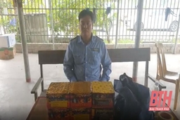 CSGT Thanh Hóa bắt giữ xe ô tô vận chuyển trái phép 11 kg pháo