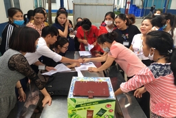 Khám, tư vấn sức khỏe sinh sản cho công nhân Công ty TNHH Giày Annora Việt Nam