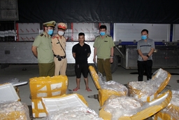 Bắt giữ xe ô tô vận chuyển 480 kg gân bò bốc mùi hôi thối