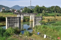 Cầu Làng Ngòn thi công dang dở gây lãng phí nguồn lực