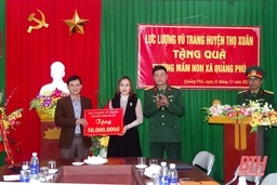Ban Chỉ huy Quân sự huyện Thọ Xuân tặng Trường Mầm non Quảng Phú 50 triệu đồng