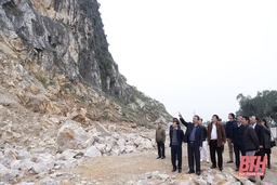 Phó Chủ tịch UBND tỉnh Lê Đức Giang làm việc với ngành chức năng về việc sử dụng vật liệu nổ để khai thác đá tại xã Tân Phúc