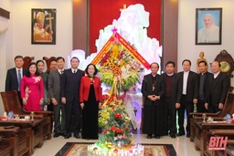 Trưởng ban Dân vận Trung ương Trương Thị Mai thăm và chúc mừng Lễ Giáng sinh tại Giáo phận Thanh Hóa