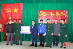 Trưởng Ban KKT Nghi Sơn và các Khu công nghiệp tỉnh Thanh Hóa thăm, chúc tết cán bộ, chiến sỹ Đảo Mê