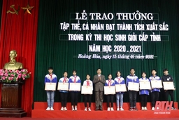 Huyện Hoằng Hóa trao thưởng cho tập thể, cá nhân đạt thành tích xuất sắc trong Kỳ thi học sinh giỏi cấp tỉnh năm học 2020-2021