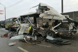 Xe tải hạng nặng đâm vào đoàn xe quân sự Nga, thiệt hại lớn về người