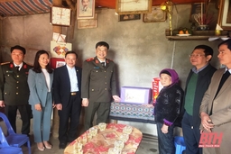 Trao quà hỗ trợ hộ nghèo tại huyện Ngọc Lặc