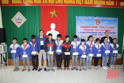 Đoàn Thanh niên Báo Thanh Hóa trao quà cho học sinh nghèo tại huyện Như Thanh