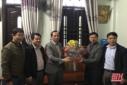 Chủ tịch Liên đoàn Lao động tỉnh Thanh Hóa Võ Mạnh Sơn thăm, tặng quà Tết những chủ nhà trọ giảm giá cho công nhân