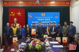 Phó Chủ tịch Tổng Liên đoàn Lao động Việt Nam Ngọ Duy Hiểu trao 30 suất quà cho đoàn viên có hoàn cảnh khó khăn