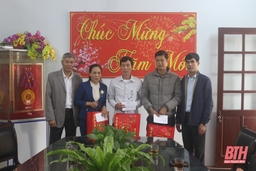 Công đoàn Viên chức tỉnh trao quà cho đoàn viên có hoàn cảnh khó khăn