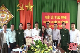 Phó Chủ nhiệm Ủy ban Dân tộc Hoàng Thị Hạnh thăm và chúc tết tại huyện Mường Lát