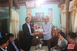 Chủ tịch Liên đoàn Lao động tỉnh thăm, động viên, trao quà cho gia đình công nhân không về quê ăn tết vì dịch COVID-19