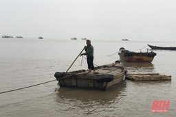 Những chuyến đò ngang nuôi con chữ