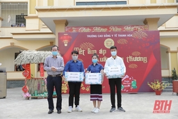 Trường Cao đẳng Y tế Thanh Hóa tổ chức gói bánh chưng, trao quà cho sinh viên Lào ở lại đón Tết cổ truyền của Việt Nam