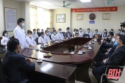 Phó Chủ tịch UBND tỉnh Đầu Thanh Tùng thăm, chúc tết một số cơ sở y tế