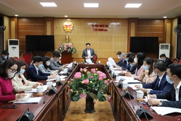 Phó Chủ tịch UBND tỉnh Nguyễn Văn Thi nghe báo cáo Chương trình phát triển Khu kinh tế Nghi Sơn và các khu công nghiệp giai đoạn 2021-2025