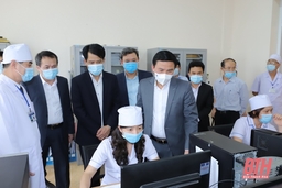 Đồng chí Bí thư Tỉnh ủy Đỗ Trọng Hưng chúc mừng Ngày Thầy thuốc Việt Nam tại Sở Y tế và Trung tâm Y tế TP Thanh Hóa
