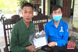 Thị Đoàn Nghi Sơn trao quà cho thanh niên có hoàn cảnh khó khăn chuẩn bị lên đường nhập ngũ