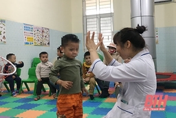 Trải lòng của những giáo viên “vượt sóng” cùng trẻ tự kỷ