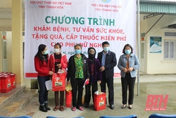 Trao nhà tình nghĩa và khám, tư vấn sức khoẻ cho phụ nữ nghèo xã Xuân Lai