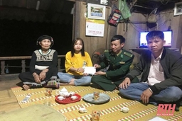 Đồn Biên phòng Bát Mọt trao học bổng Chương trình “Nâng bước em tới trường” và quà cho người tham gia bảo vệ cột mốc biên giới