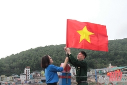 Trao cờ Tổ quốc và ảnh Bác Hồ cho ngư dân