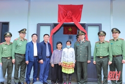 Bộ trưởng Bộ Công an và Bí thư Tỉnh ủy Thanh Hóa dự lễ trao nhà mẫu và hỗ trợ xây nhà cho hộ nghèo, khó khăn về nhà ở tại huyện Mường Lát
