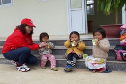 Cô giáo đam mê làm từ thiện