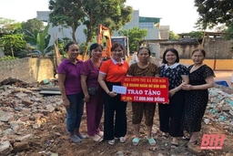 Trao kinh phí hỗ trợ xây nhà cho phụ nữ nghèo ở thị xã Bỉm Sơn