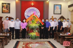 Trưởng ban Dân vận Tỉnh ủy, Chủ tịch Ủy ban MTTQ tỉnh thăm, chúc mừng Giáo phận Thanh Hóa nhân dịp kỷ niệm 89 năm ngày thành lập