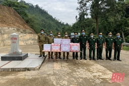 Tặng vật tư y tế phòng, chống dịch COVID-19 cho lực lượng vũ trang huyện Sầm Tớ