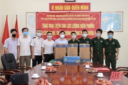 Tặng quà các chốt phòng, chống dịch tại Ban Chỉ huy biên phòng cửa khẩu Cảng Nghi Sơn