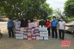 Hội Chữ thập đỏ Thanh Hóa thăm, tặng quà các chốt kiểm soát phòng, chống dịch COVID-19 tại huyện Thạch Thành