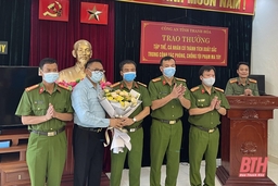 Trao thưởng cho các tập thể, cá nhân  lập thành tích trong đấu tranh phòng, chống tội phạm ma tuý