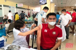 Cầu thủ Đông Á Thanh Hóa được tiêm vắc - xin phòng COVID-19